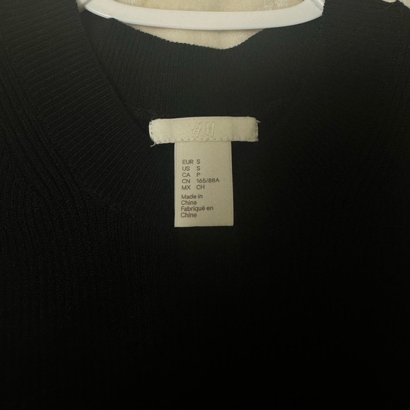 Zara woman’s ruffle sleeveless black top - Picture 2 of 3